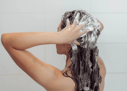 Топ 5 начини како да ја вратите во живот сувата коса 3 washing hair featured image 1