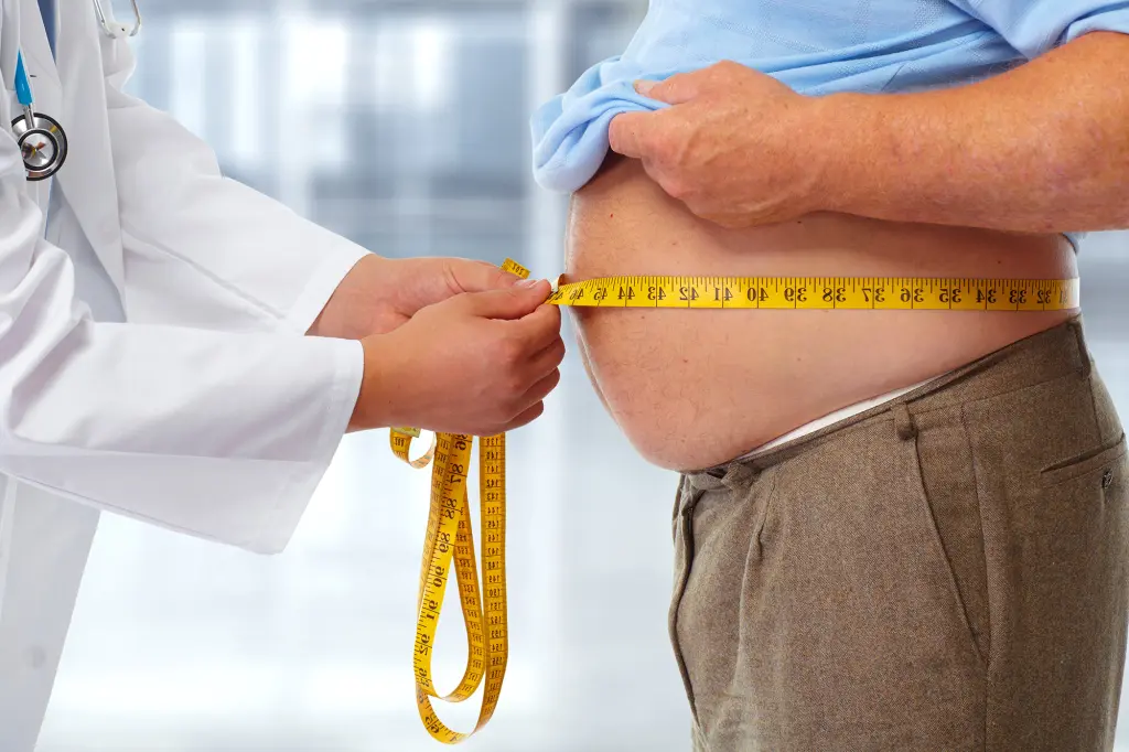 Причини за дебелеење што не се поврзани со храна 4 doctor measuring obese man waist 73788840
