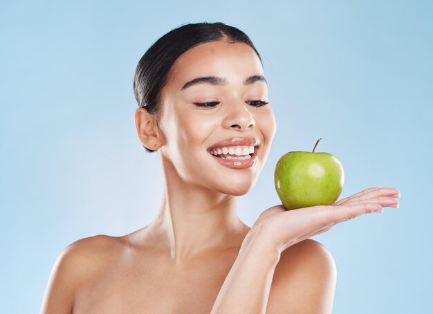 Што се случува со телото ако јадете едно јаболко секој ден? 8 skincare healthcare beauty woman with apple hand with wellness cosmetic health dental teeth studio portrait girl model skin healthy diet with smile fruit product 590464 113259